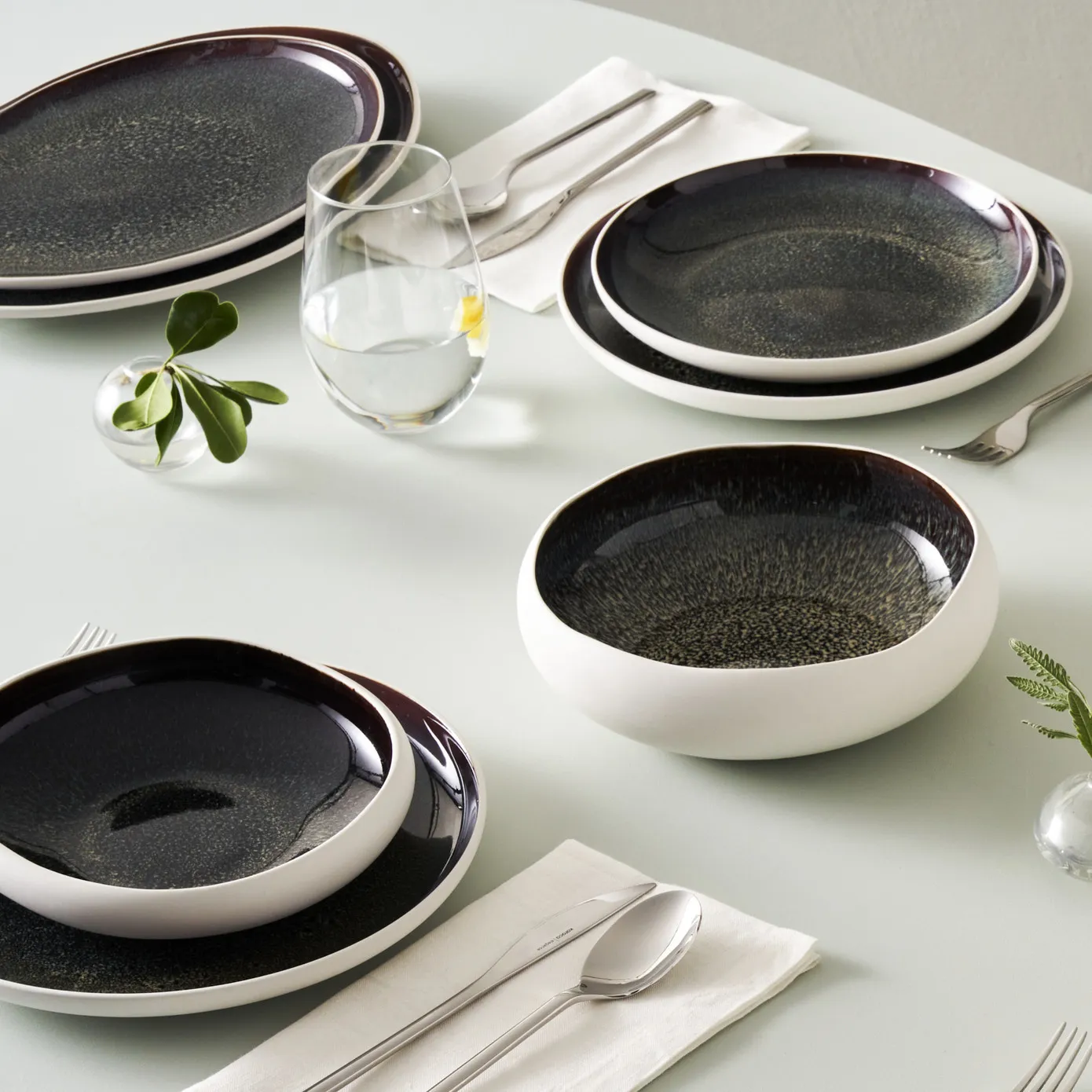 Service de table Karaca Streamline Galactic Stoneware pour 12 personnes, 59 pièces - Image 3